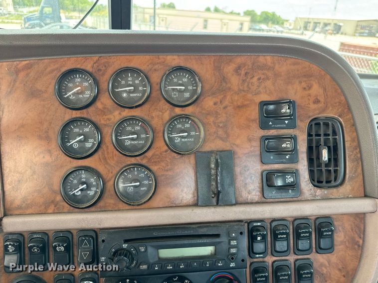 image for item NQ9619 2010 Peterbilt 386 semi truck