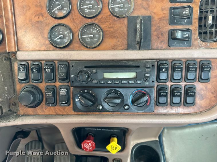 image for item NQ9619 2010 Peterbilt 386 semi truck