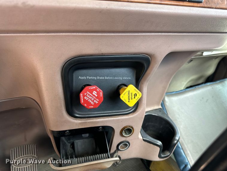 image for item NQ9619 2010 Peterbilt 386 semi truck