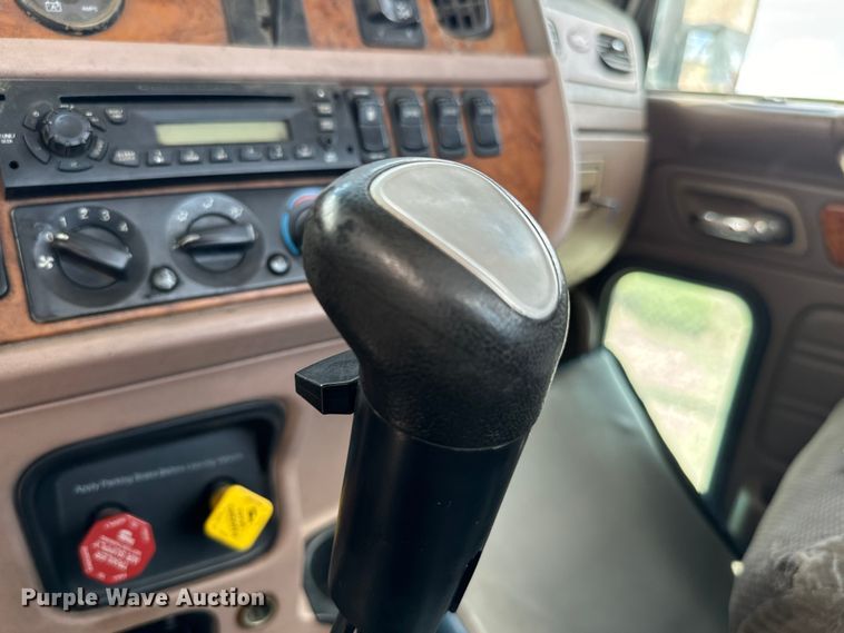 image for item NQ9619 2010 Peterbilt 386 semi truck