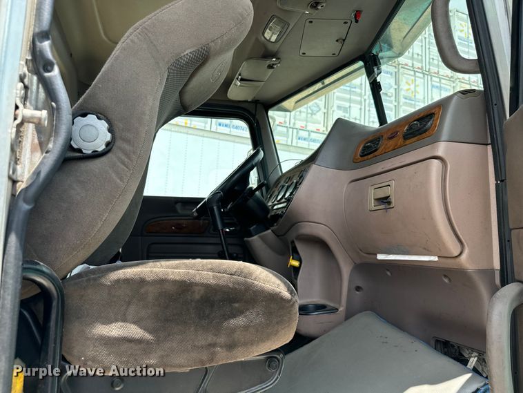 image for item NQ9619 2010 Peterbilt 386 semi truck