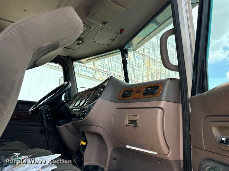 image for item NQ9619 2010 Peterbilt 386 semi truck