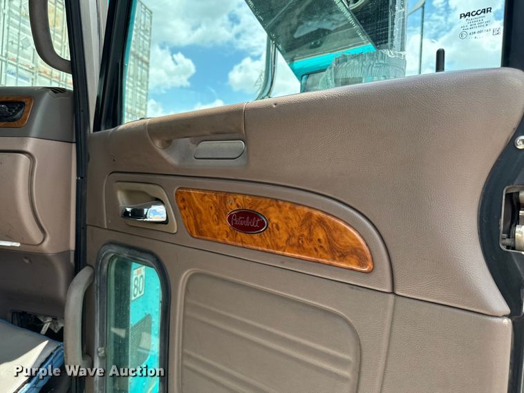 image for item NQ9619 2010 Peterbilt 386 semi truck