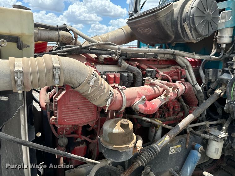 image for item NQ9619 2010 Peterbilt 386 semi truck