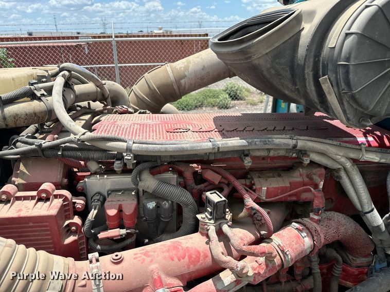 image for item NQ9619 2010 Peterbilt 386 semi truck