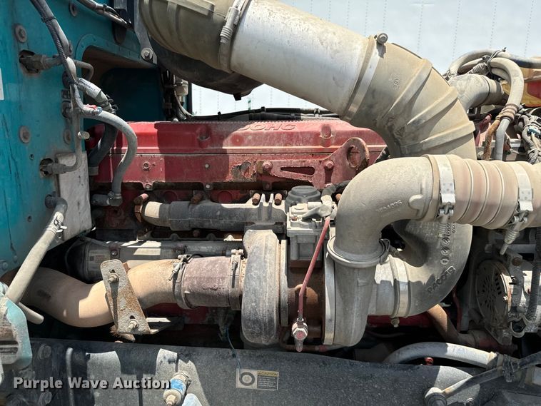 image for item NQ9619 2010 Peterbilt 386 semi truck