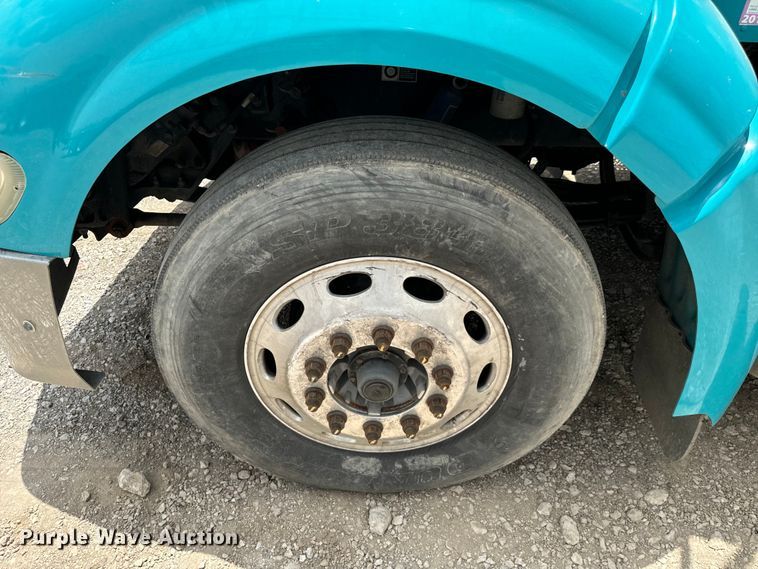 image for item NQ9619 2010 Peterbilt 386 semi truck