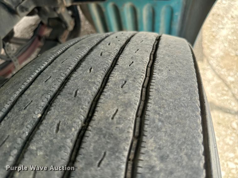 image for item NQ9619 2010 Peterbilt 386 semi truck