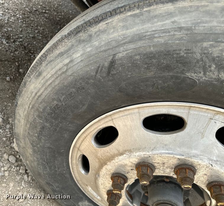 image for item NQ9619 2010 Peterbilt 386 semi truck