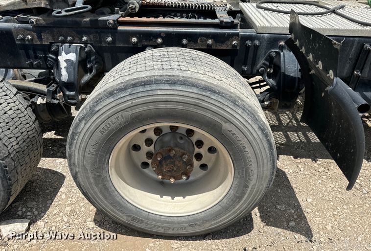 image for item NQ9619 2010 Peterbilt 386 semi truck