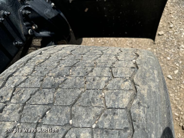 image for item NQ9619 2010 Peterbilt 386 semi truck