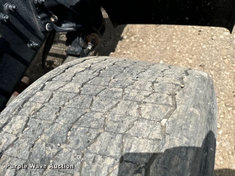 image for item NQ9619 2010 Peterbilt 386 semi truck