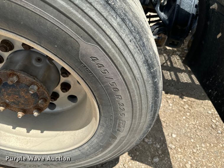 image for item NQ9619 2010 Peterbilt 386 semi truck