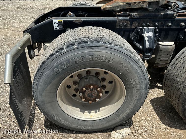 image for item NQ9619 2010 Peterbilt 386 semi truck