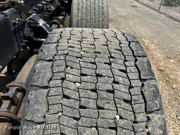 image for item NQ9619 2010 Peterbilt 386 semi truck