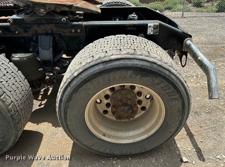 image for item NQ9619 2010 Peterbilt 386 semi truck