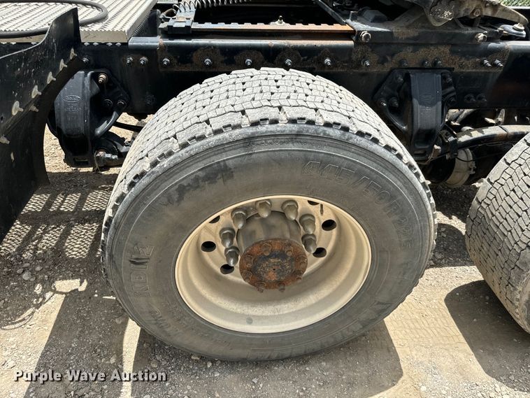 image for item NQ9619 2010 Peterbilt 386 semi truck