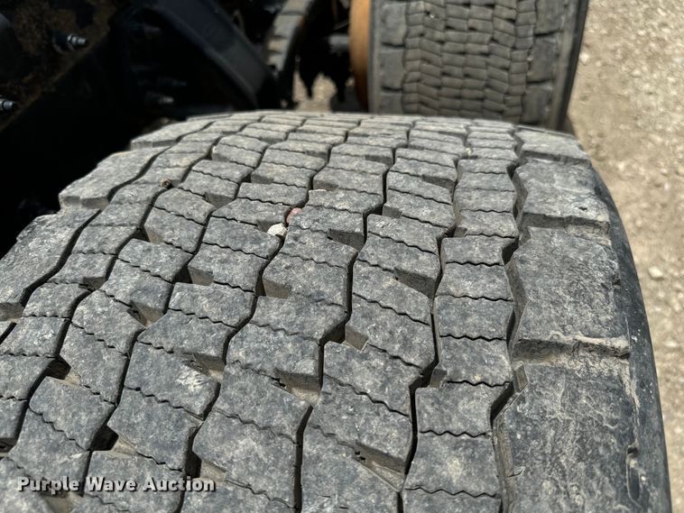 image for item NQ9619 2010 Peterbilt 386 semi truck