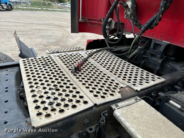 image for item NQ9620 2014 Kenworth T660 semi truck