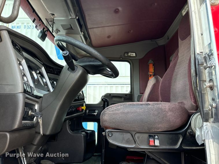 image for item NQ9620 2014 Kenworth T660 semi truck