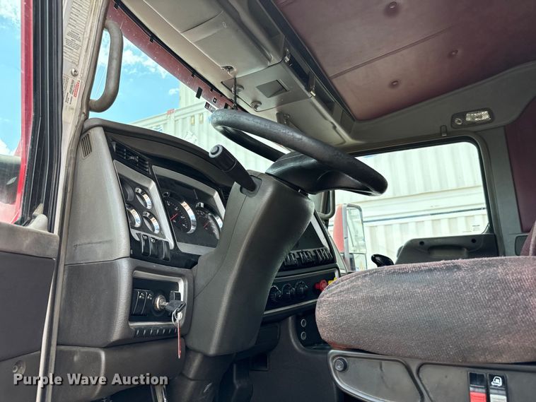 image for item NQ9620 2014 Kenworth T660 semi truck