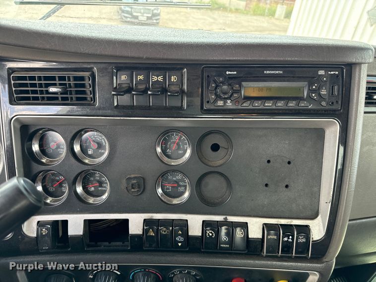 image for item NQ9620 2014 Kenworth T660 semi truck