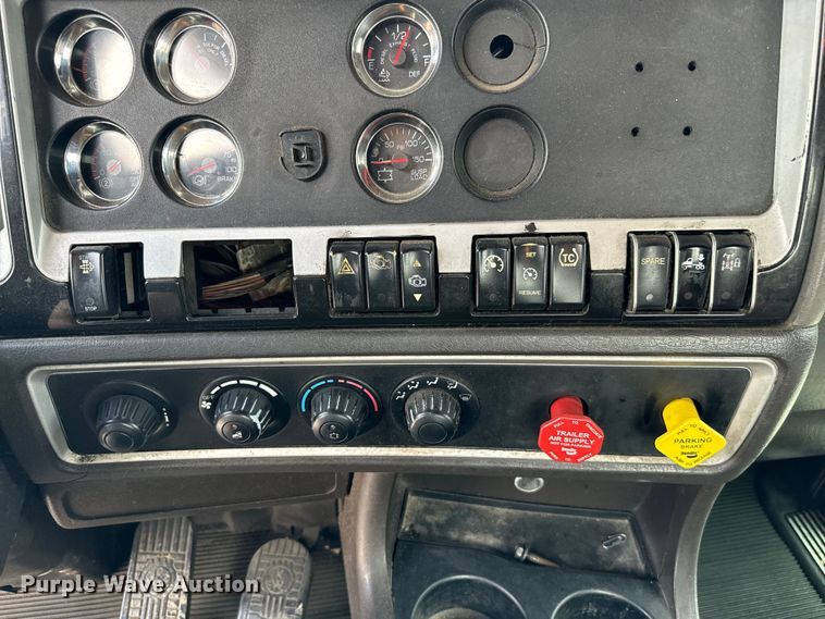 image for item NQ9620 2014 Kenworth T660 semi truck