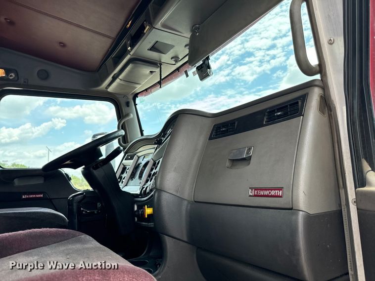 image for item NQ9620 2014 Kenworth T660 semi truck