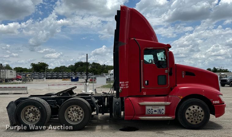 image for item NQ9621 2014 Kenworth T660 semi truck