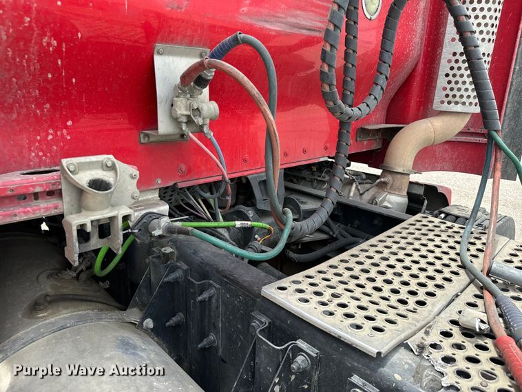 image for item NQ9621 2014 Kenworth T660 semi truck