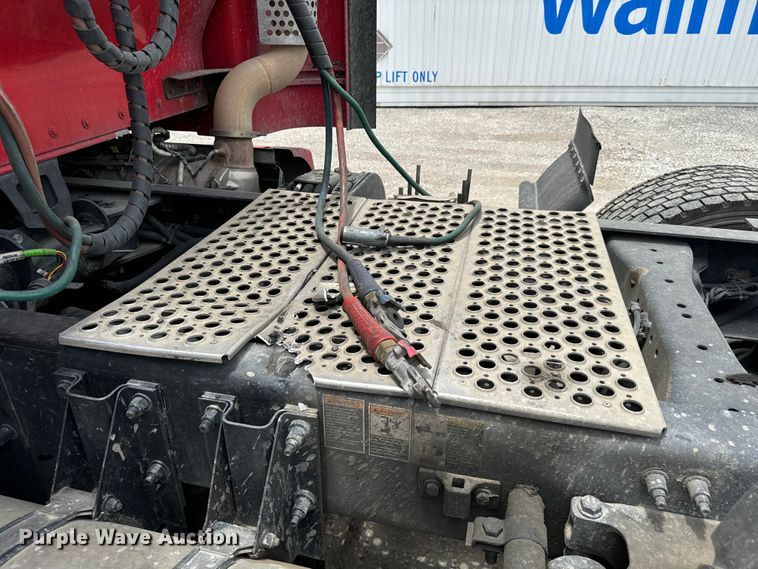 image for item NQ9621 2014 Kenworth T660 semi truck