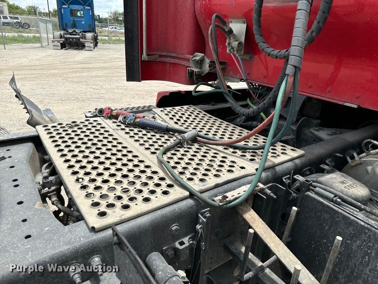 image for item NQ9621 2014 Kenworth T660 semi truck