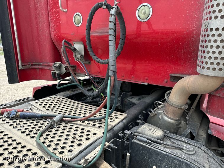 image for item NQ9621 2014 Kenworth T660 semi truck