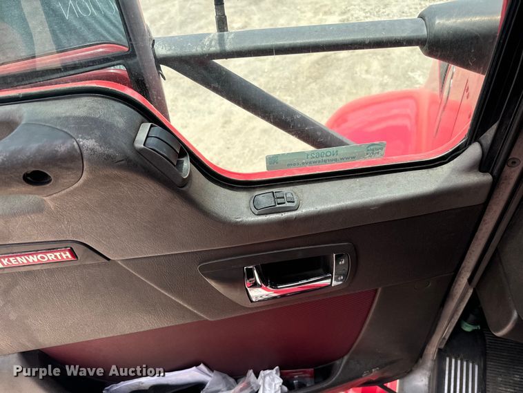 image for item NQ9621 2014 Kenworth T660 semi truck