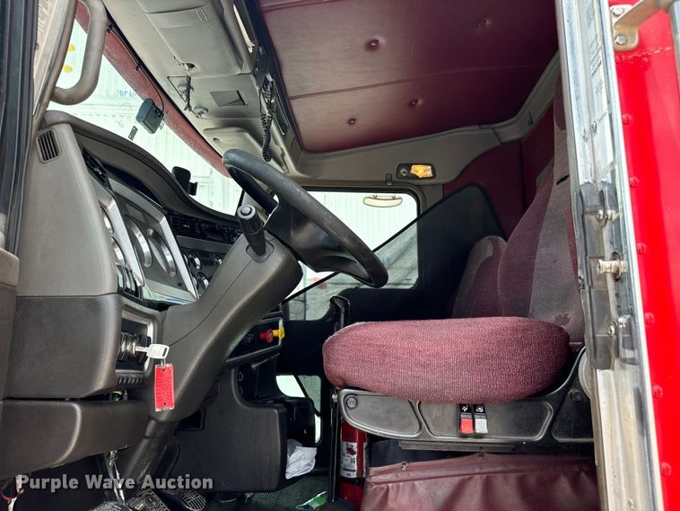 image for item NQ9621 2014 Kenworth T660 semi truck