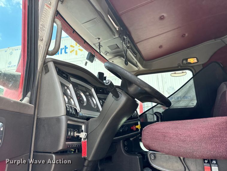 image for item NQ9621 2014 Kenworth T660 semi truck