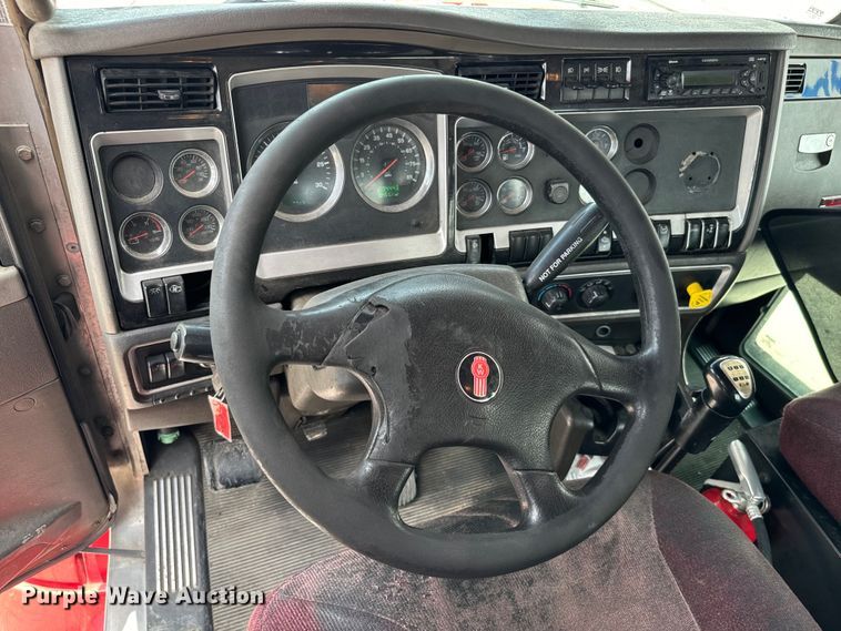 image for item NQ9621 2014 Kenworth T660 semi truck