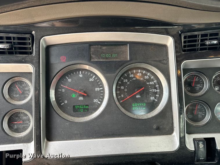 image for item NQ9621 2014 Kenworth T660 semi truck