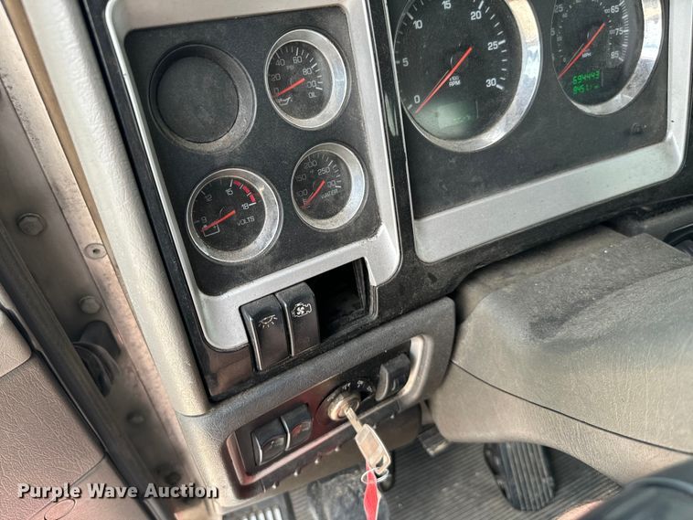 image for item NQ9621 2014 Kenworth T660 semi truck