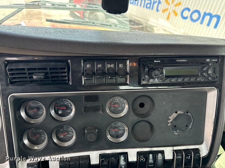 image for item NQ9621 2014 Kenworth T660 semi truck