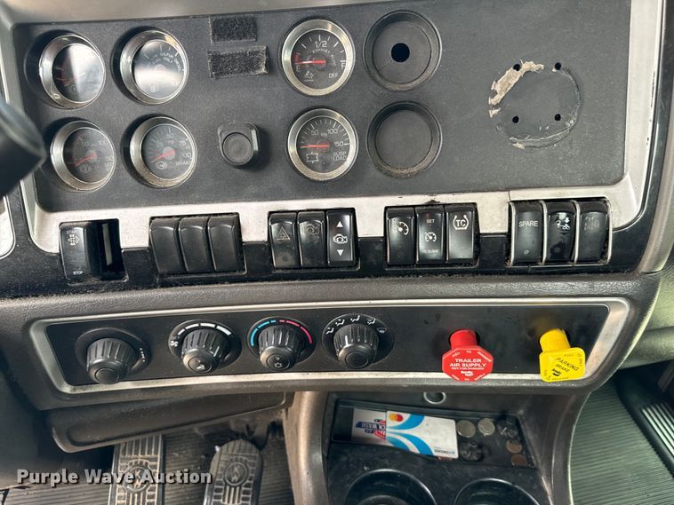 image for item NQ9621 2014 Kenworth T660 semi truck