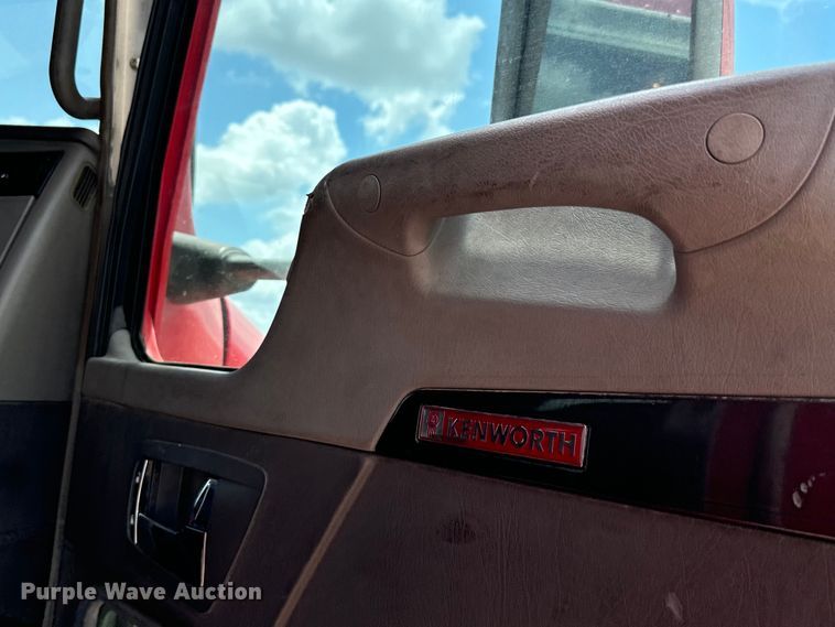 image for item NQ9621 2014 Kenworth T660 semi truck