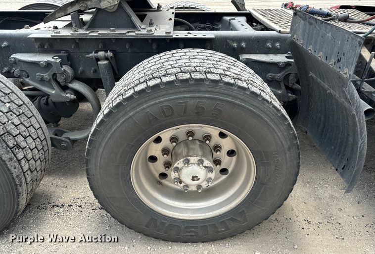 image for item NQ9621 2014 Kenworth T660 semi truck