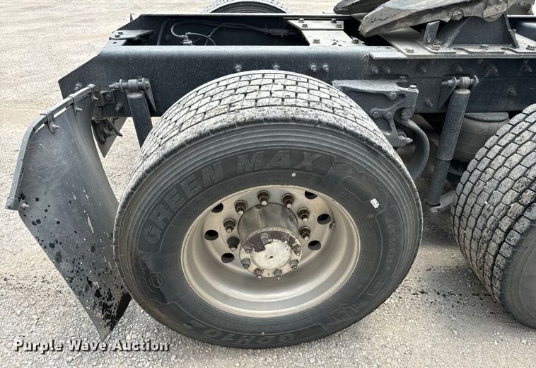 image for item NQ9621 2014 Kenworth T660 semi truck