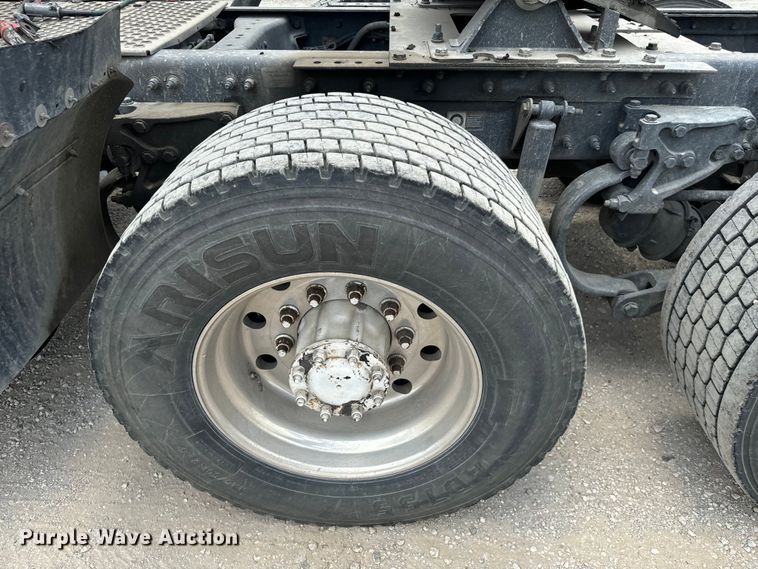 image for item NQ9621 2014 Kenworth T660 semi truck