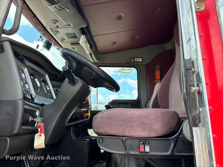 image for item NQ9622 2014 Kenworth T660 semi truck