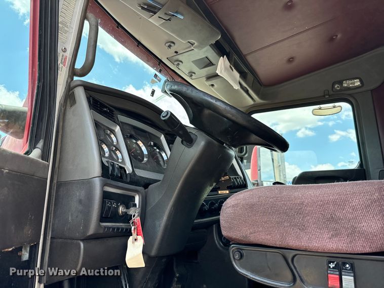 image for item NQ9622 2014 Kenworth T660 semi truck