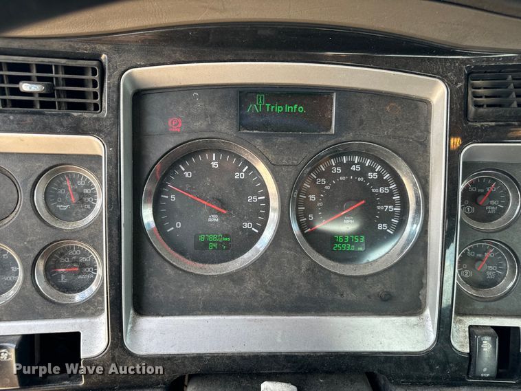 image for item NQ9622 2014 Kenworth T660 semi truck