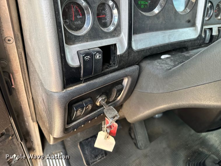 image for item NQ9622 2014 Kenworth T660 semi truck