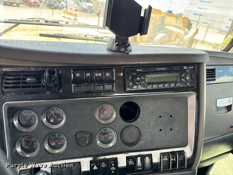 image for item NQ9622 2014 Kenworth T660 semi truck